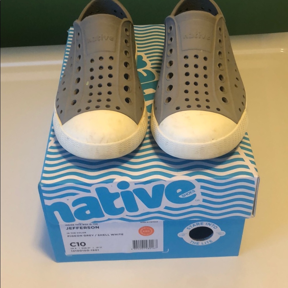 Native Shoes. Jefferson Shoes Gray and white